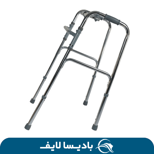 واکر تاشو آلومینیومی با طراحی سبک و قابلیت تنظیم ارتفاع برای کمک به افراد با مشکلات حرکتی