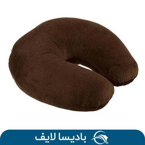 بالش دور گردنی الیافی طبی | راحتی در سفر و استراحت – بادیسا لایف تصویر بالش دور گردنی الیافی طبی با طراحی ارگونومیک برای راحتی بیشتر در سفر و محیطهای کاری، قابل شستشو و سبک برای حمل آسان. خرید از بادیسا لایف.